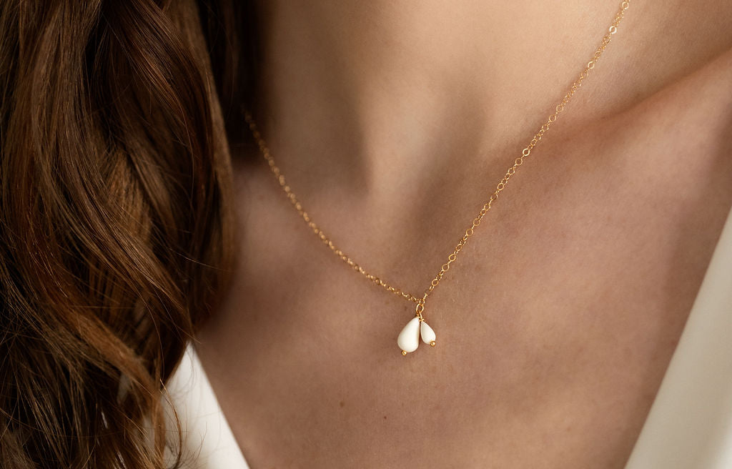 collier en or et porcelaine froide