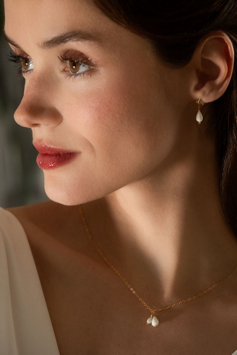 puces d'oreilles et collier en or et porcelaine