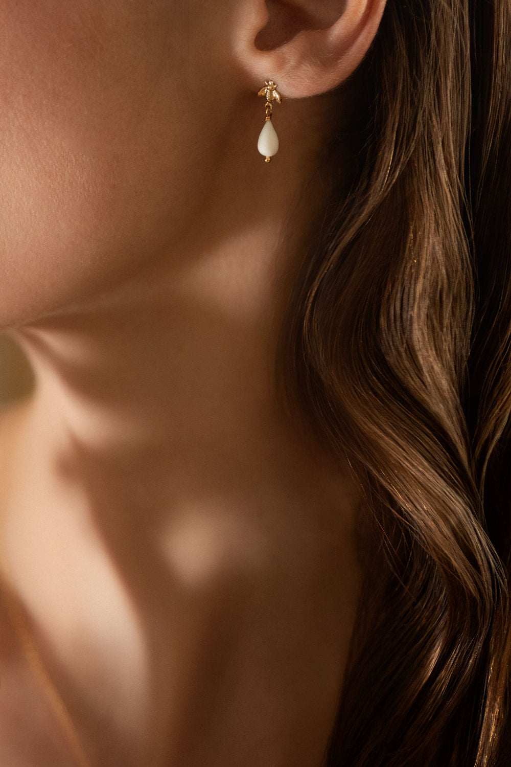 puces d'oreilles en or et porcelaine