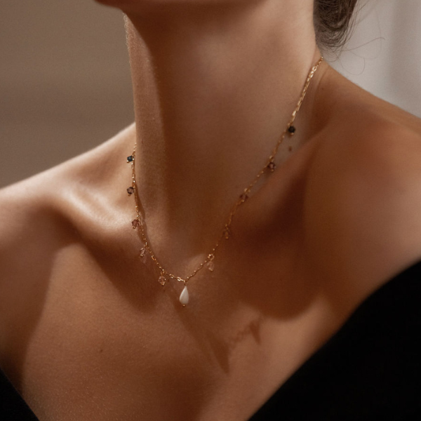 Collier Athénaïs porcelaine et perles en cristal coloré