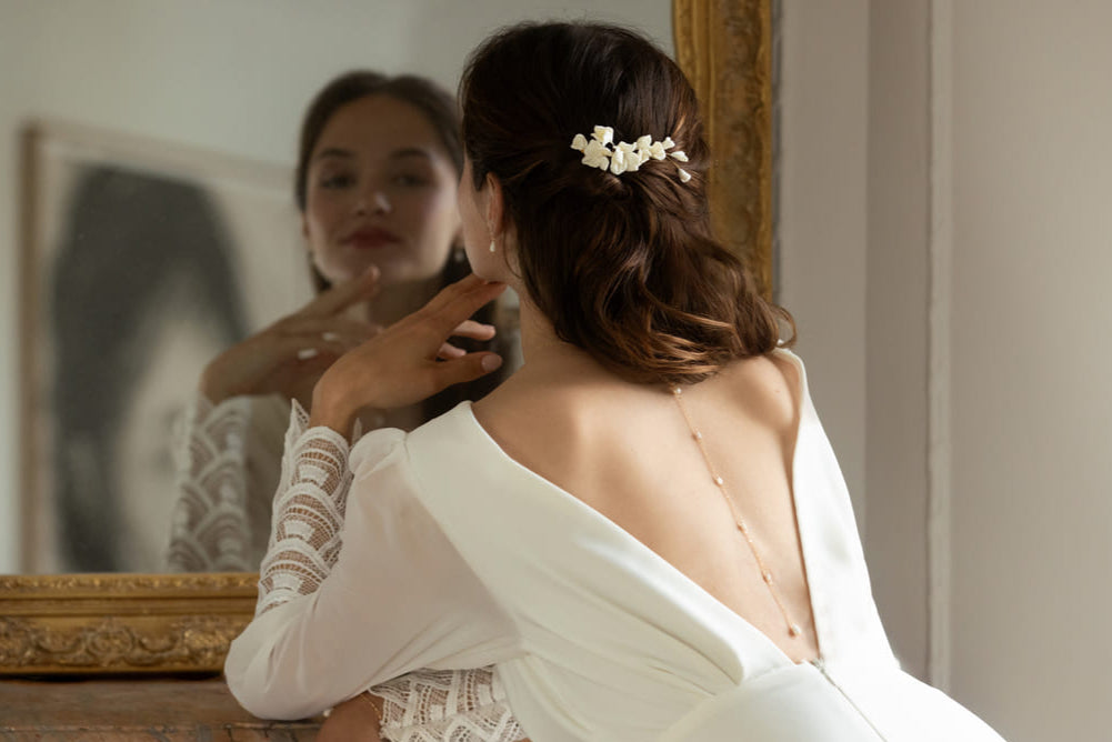 Mariée portant collier de dos et peigne