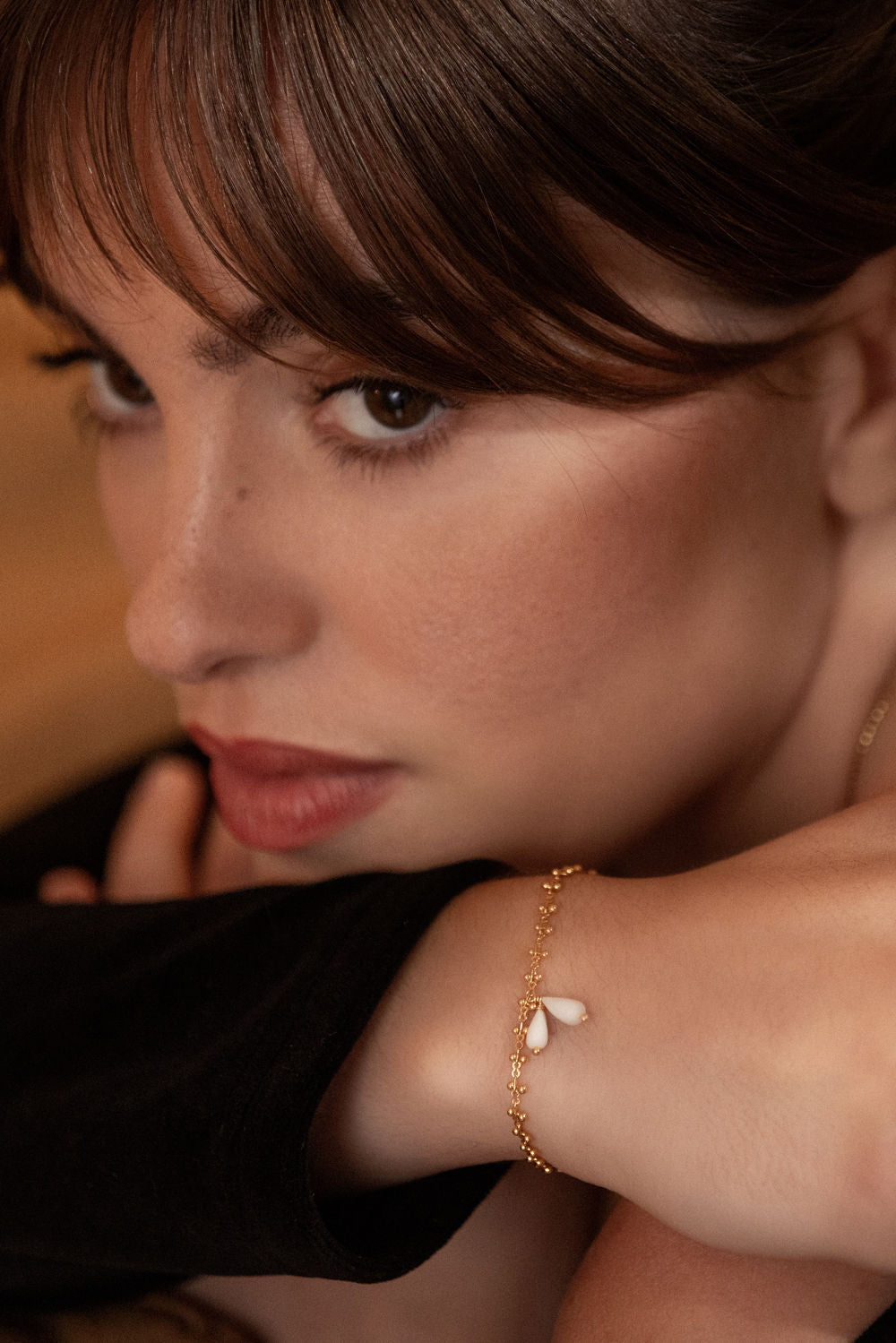 Bracelet doré à l'or fin avec perles en porcelaine