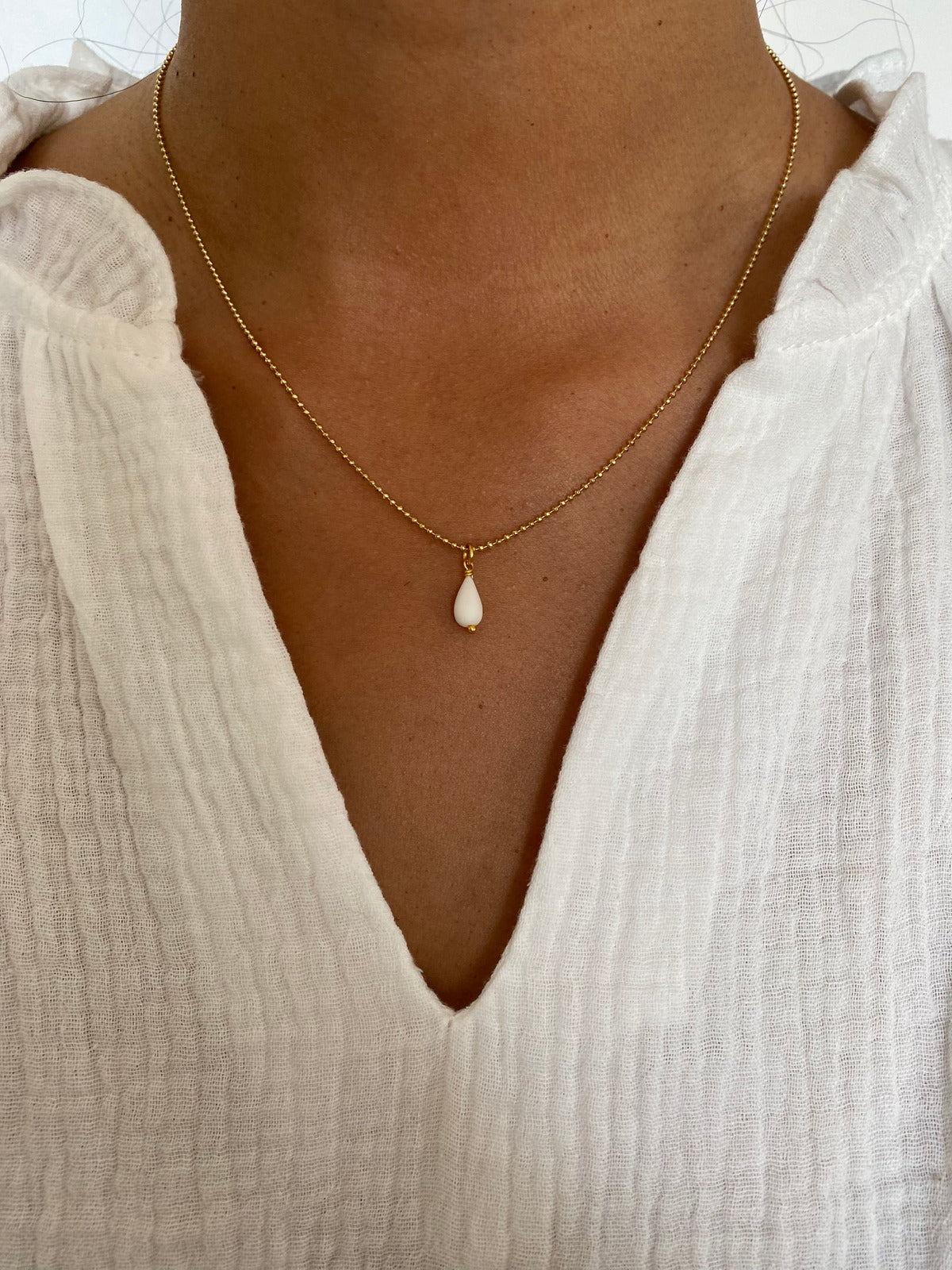 COllier porté avec perle en porcelaine faite main