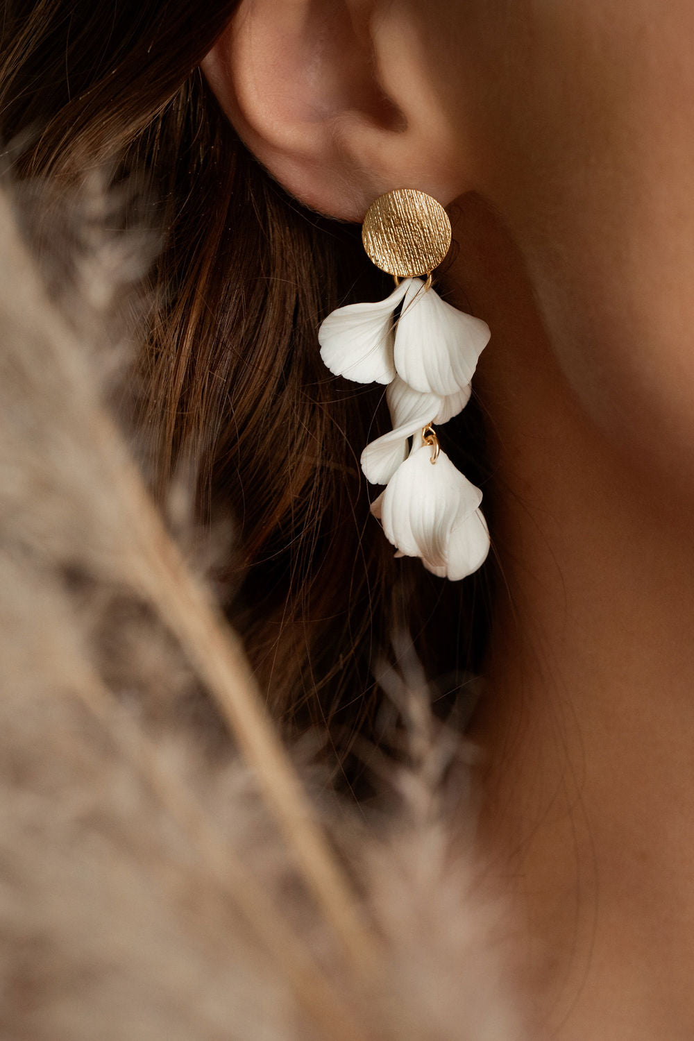 boucles pendantes pétales de porcelaine