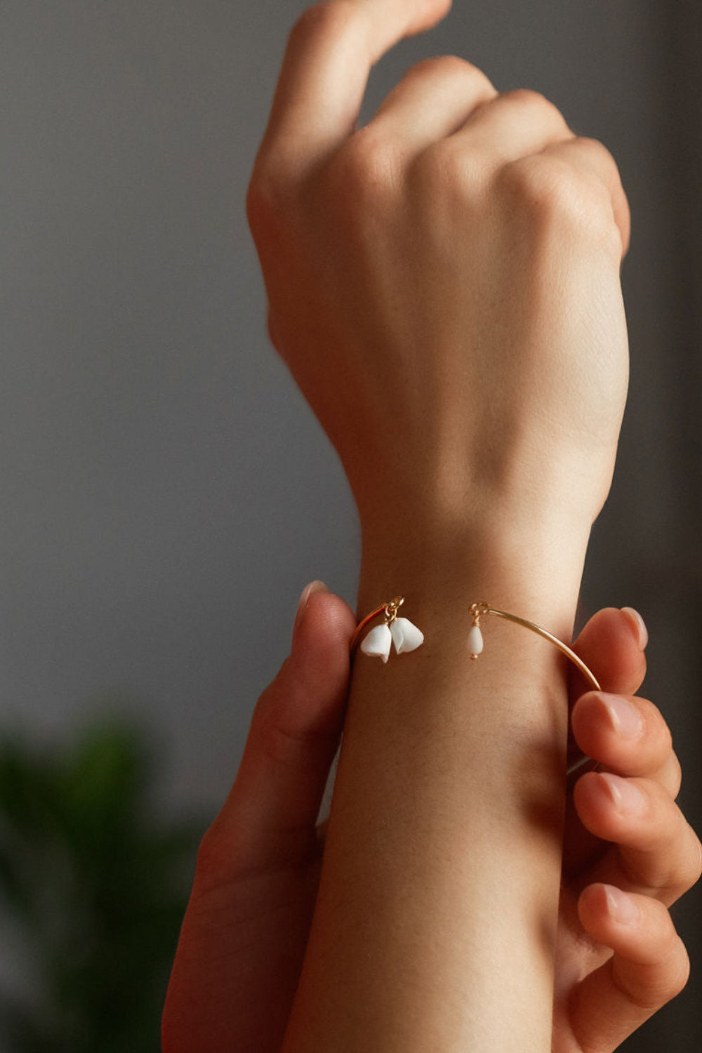 bracelet jonc or et porcelaine froide