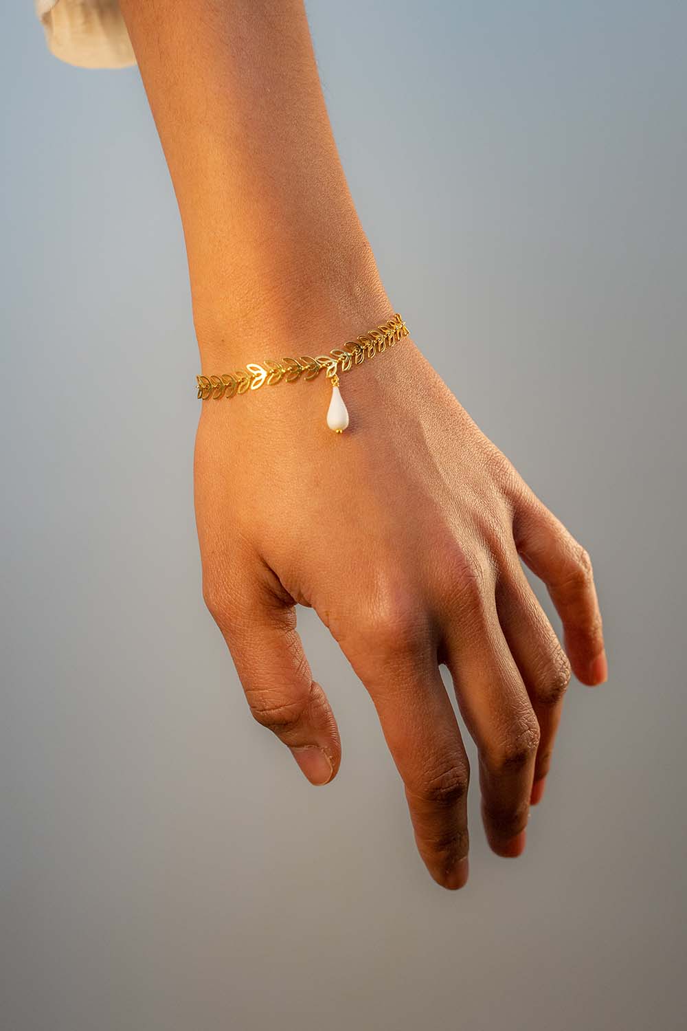 photo du bracelet en porcelaine porté