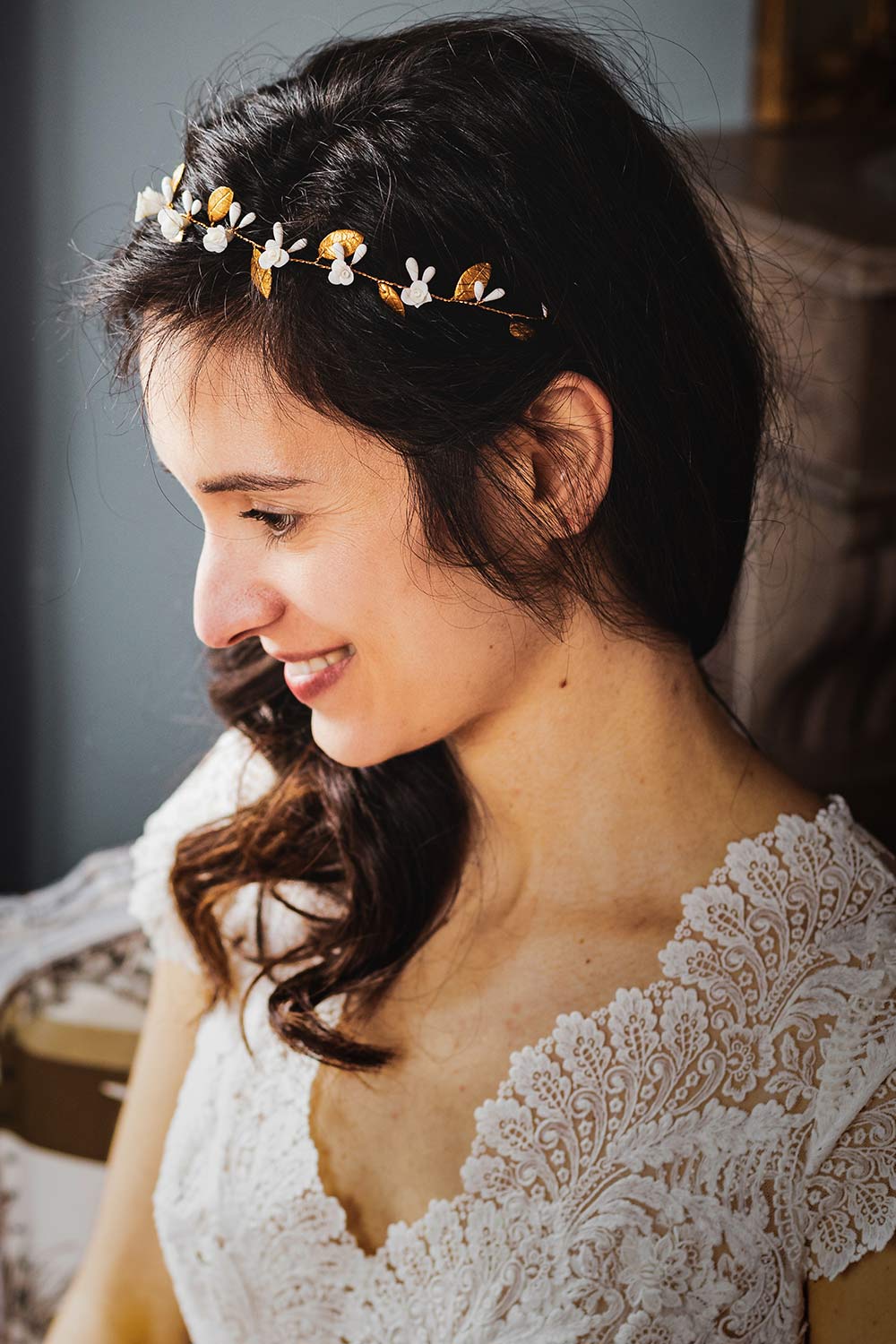 Couronne de mariée en porcelaine blanche et doré portée