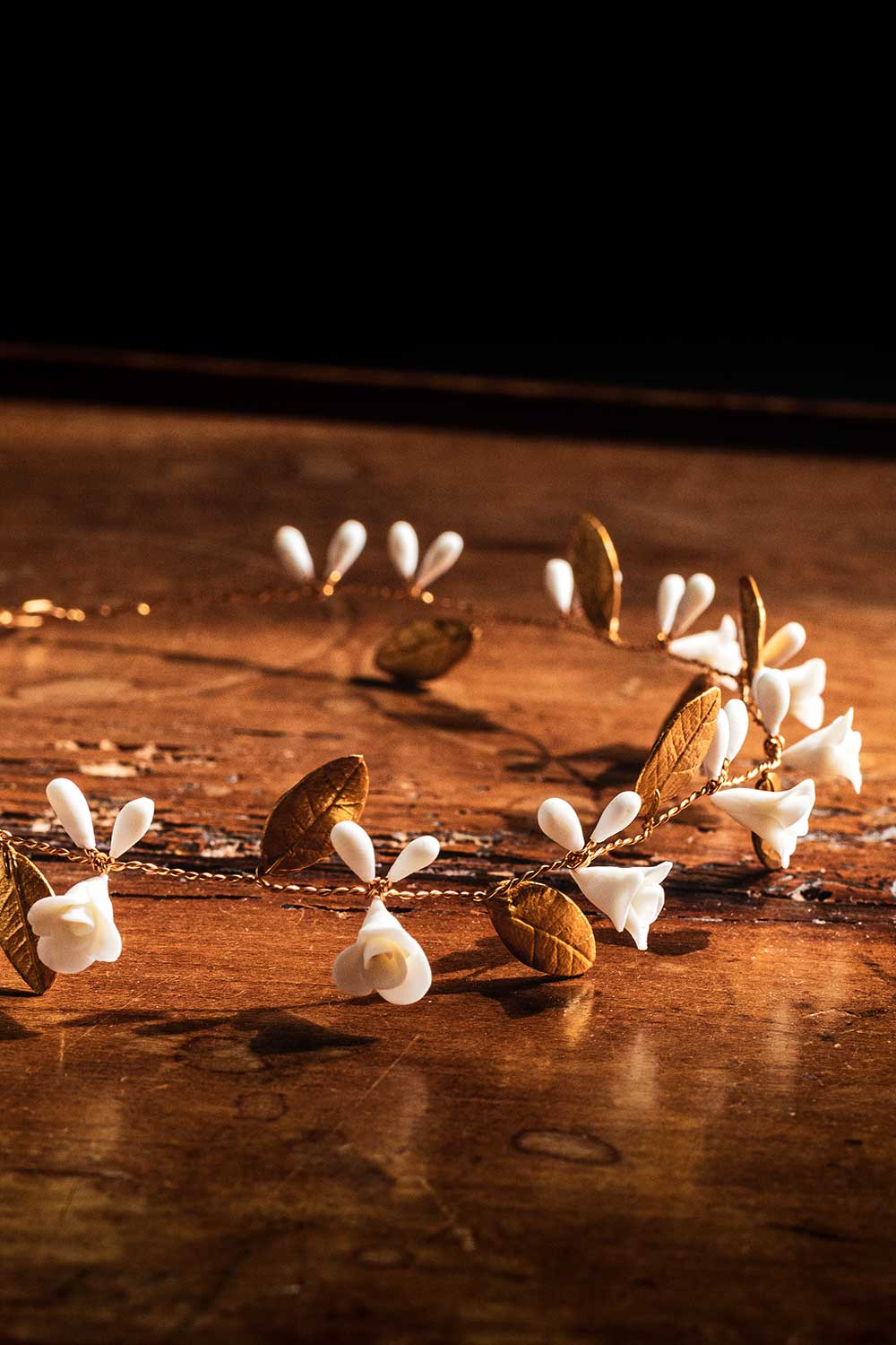 Couronne de mariée en porcelaine blanche et doré
