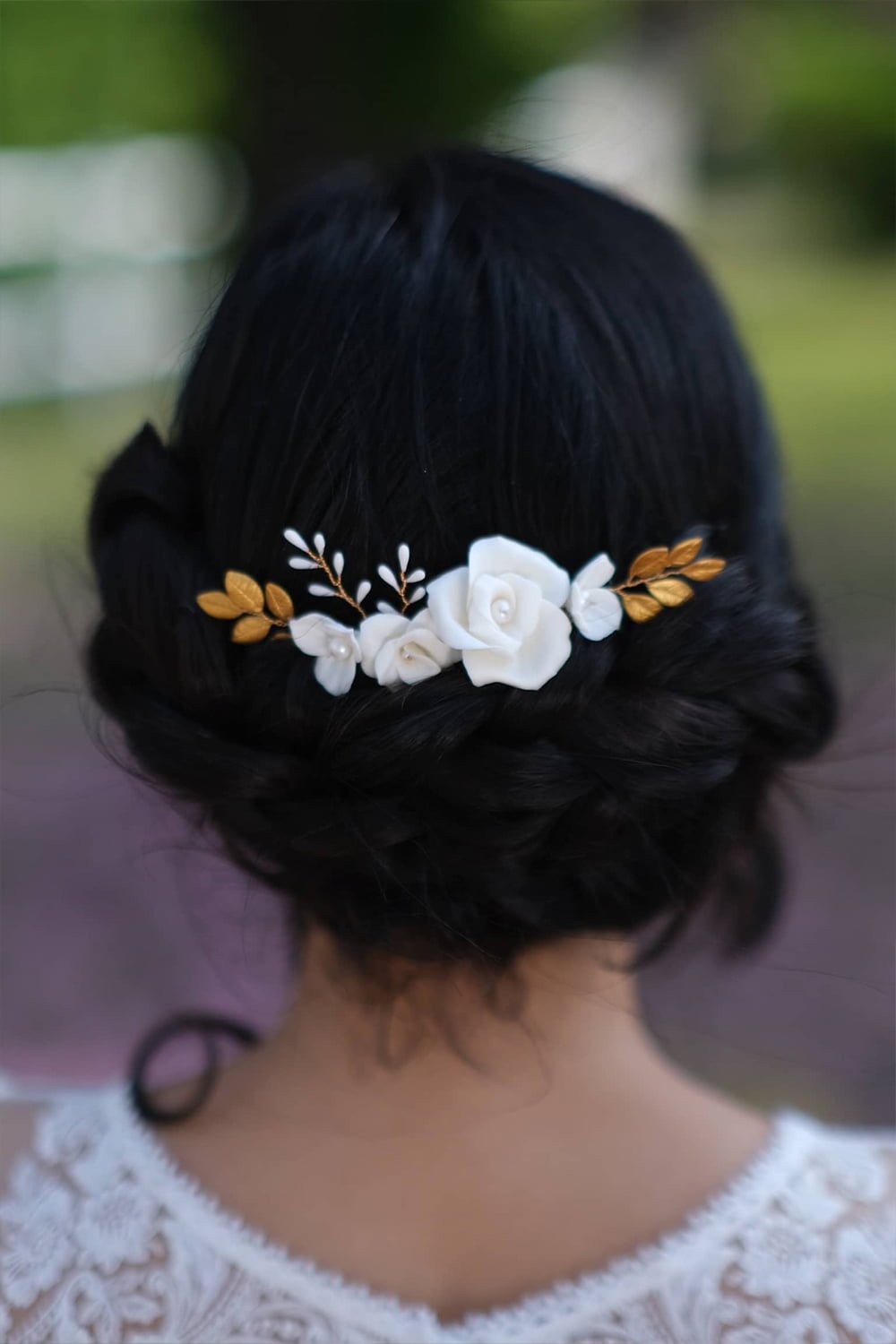 photo du peigne de mariage en porcelaine porté sur chignon