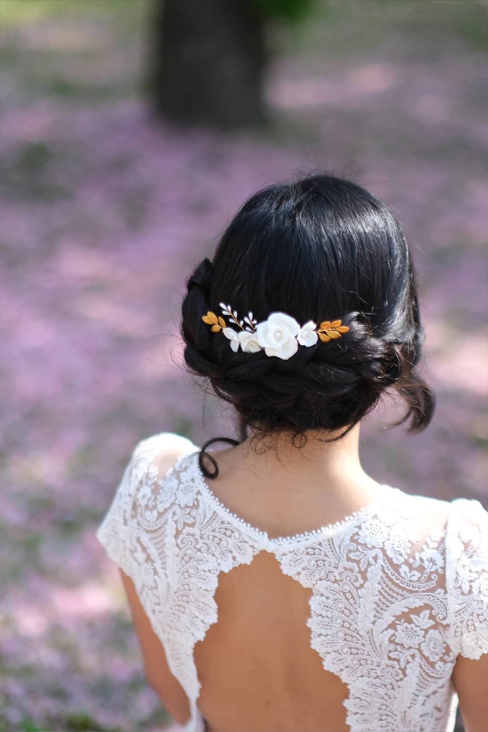 photo du peigne de mariage en porcelaine porté par une mariée
