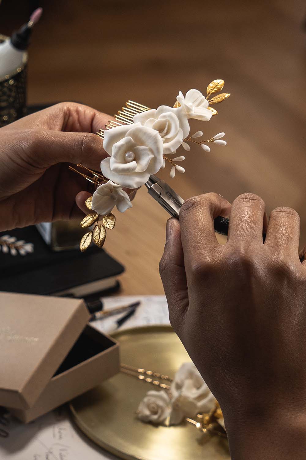photo de la confection artisanale du peigne de mariage