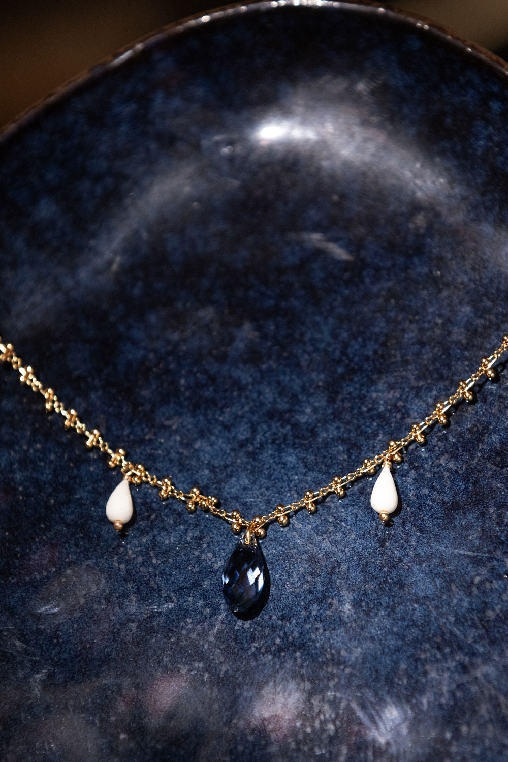Collier Octavia cristal bleu et perles en porcelaine