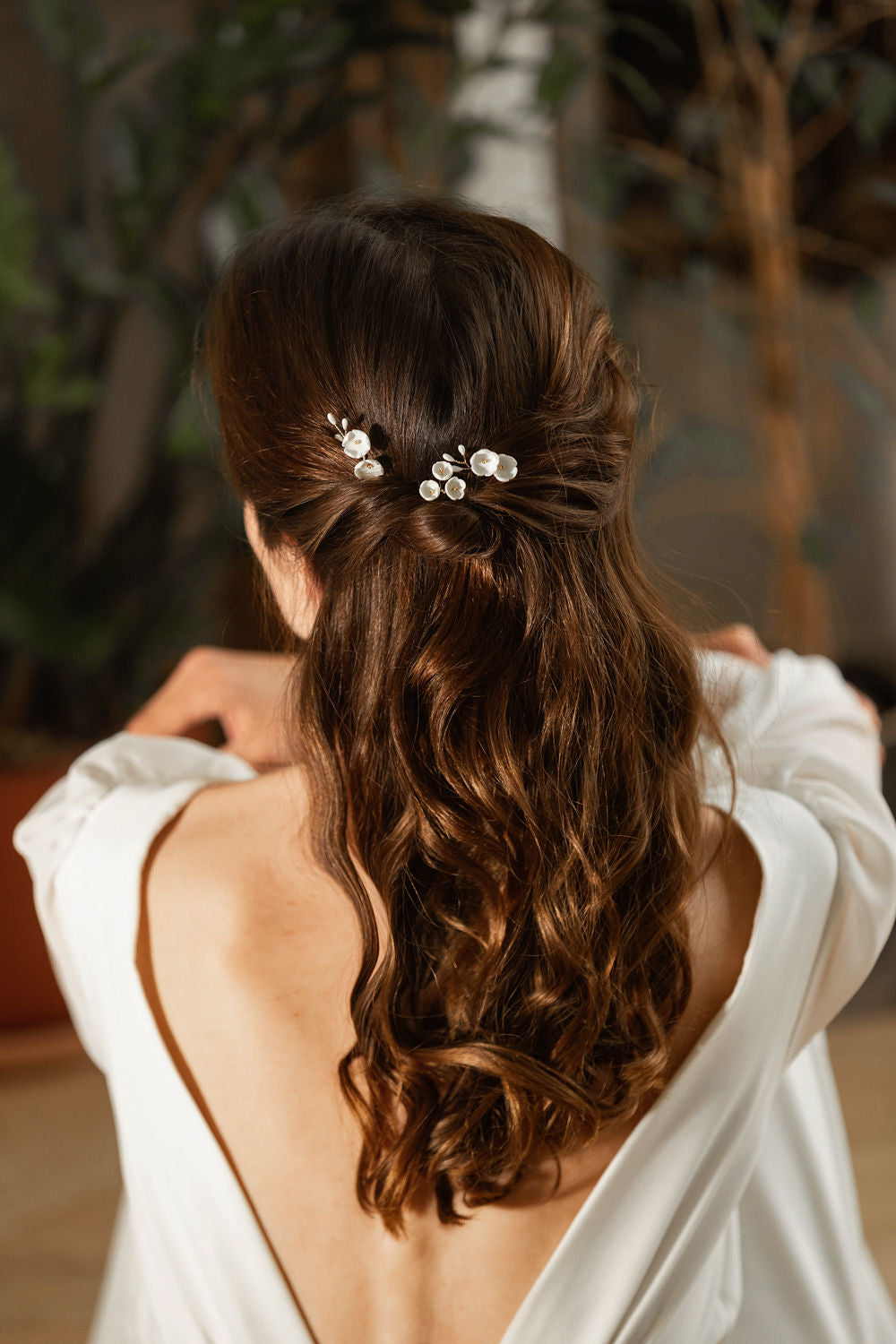 pics à cheveux de mariée avec fleurs de porcelaine