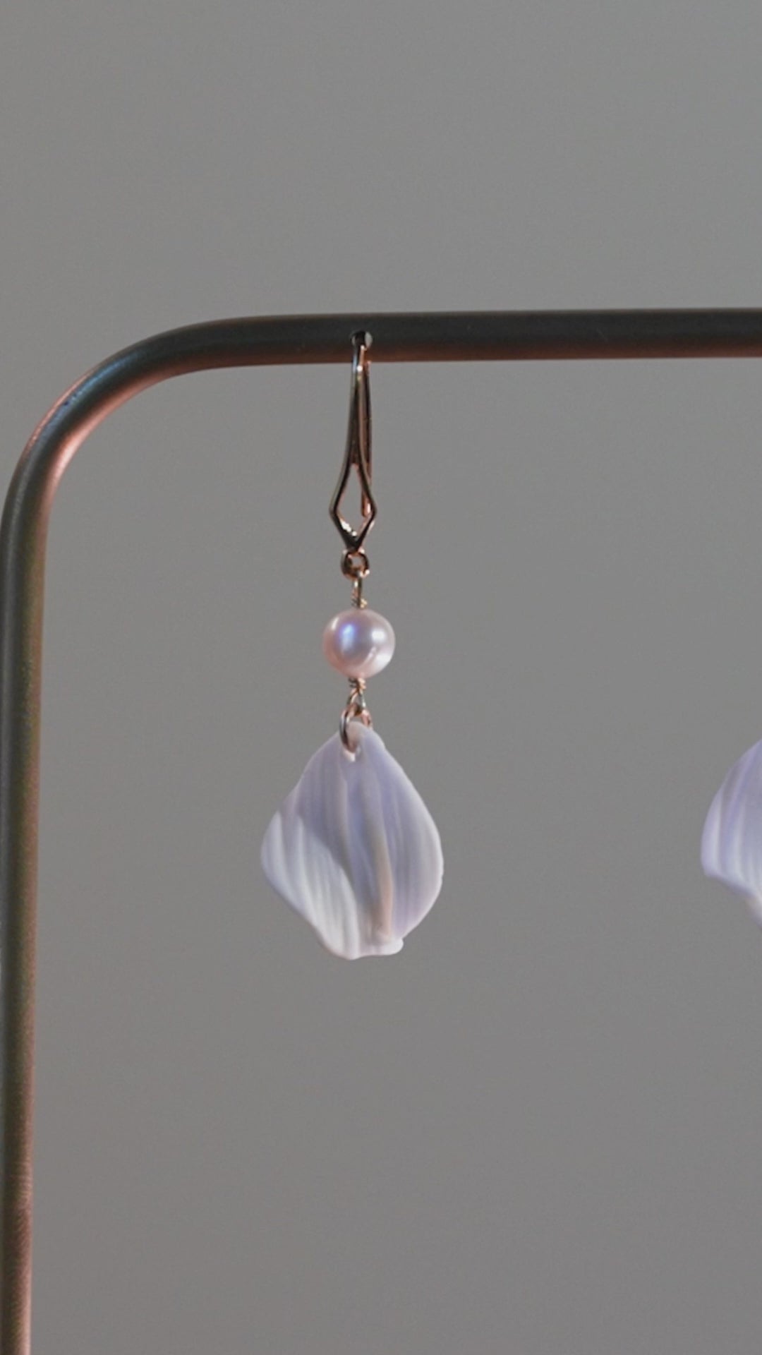vidéo de boucles d'oreilles en perles et porcelaine froide